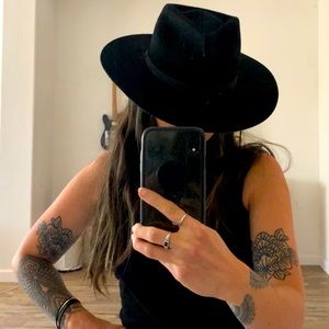 Yellow 108 Dylan Fedora size small.Black.